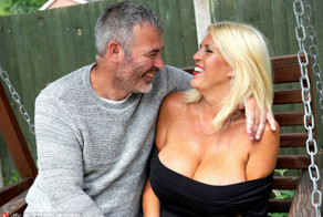 Шэрон Перкинс — 50-летняя женщина с самой большой грудью в Великобритании