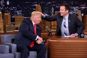 Дональд Трамп в эфире ток-шоу позволил ведущему взъерошить свою прическу
