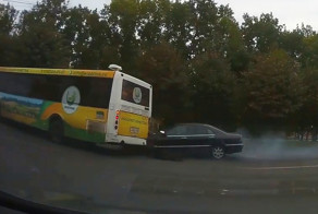 Авария дня. В Липецке Мерседес врезался в автобус