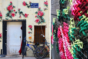 Городские цветы: художница украшает испанские улочки цветочной вышивкой