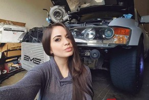 Симпатичная девушка Мария и ее 500-сильный Mitsubishi Lancer Evo