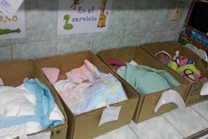 Жертвы экономической катастрофы: в венесуэльской больнице новорожденных кладут в картонные коробки