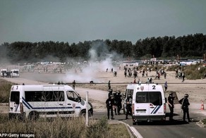 Битва при Кале: столкновение французской полиции с 300 мигрантами