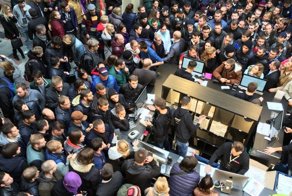 Очередь за новыми iPhone 7 в московском ГУМе