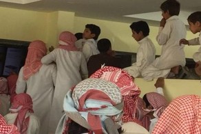 В Саудовской Аравии дети устроили беспорядки во время раздачи еды в ресторане