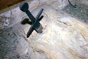 Итальянский меч в камне