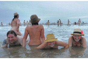 Несколько сотен британцев искупались голыми в Северном море ради благотворительности