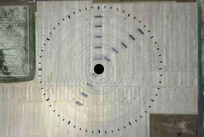 14 грузовиков превратились в самые большие часы в мире