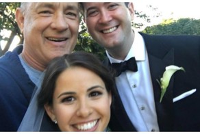 Вишенка на свадебном торте: в фотосессии молодоженов случайно принял участие Том Хэнкс