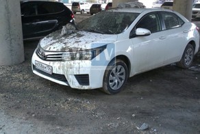 В Волгограде припаркованную прокурорскую ﻿машину залило бетоном