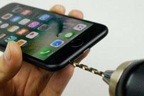 Владельцы iPhone 7 повелись на розыгрыш и просверлили в новых телефонах дырку для наушников