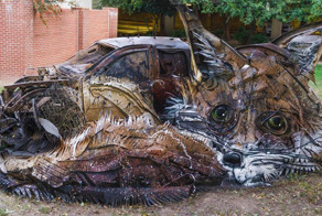 Художник превращает мусор в животных, чтобы напомнить людям о глобальном загрязнении