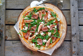 Пицца с инжиром, прошутто и козьим сыром