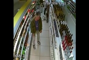 Эпичное падение островного стеллажа с алкоголем