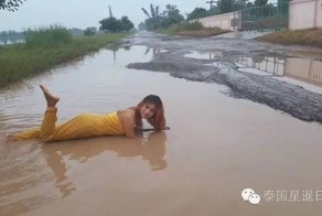 Жительницы Таиланда купаются в дорожных ямах, требуя ремонта дорог