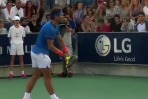 Теннисист прервал матч, чтобы мать нашла потерявшуюся дочь