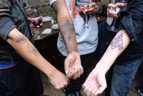 Знаменитый тату-мастер предлагает бесплатные татуировки тем, кто не боится сюрпризов