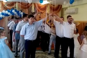 Трогательный танец отцов с дочерьми на утреннике