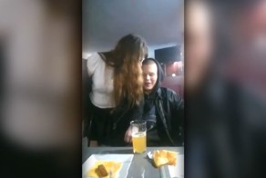 Женщина, я не танцую: нетрезвая барышня пытается пригласить парней на танец
