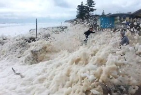 Пенный шторм в Австралии