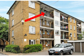 Одинокая старушка никого к себе не пускала, но соседка убедила открыть ей дверь