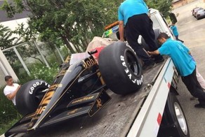 Копия гоночного болида Lotus на потолке в гостинной