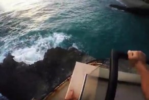 Экстремал чудом не погиб нырнув с балкона отеля в метре от камней