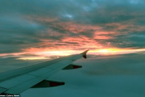 Небо в огне: девушка запечатлела невероятно красивое море облаков, в лучах рассвета похожих на лаву