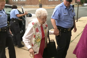 102-летняя старушка исполнила мечту всей своей жизни - была арестована полицией