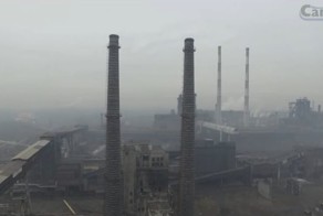 Эффектный одновременный снос двух дымовых труб