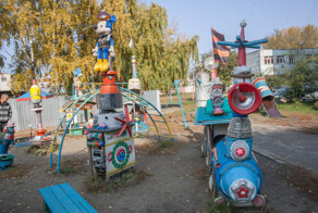 Сюрреализм и солдатская смекалка: когда за детскую площадку берется военный