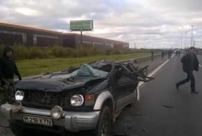 В Петербурге из-за ветра на машины упал информационный щит