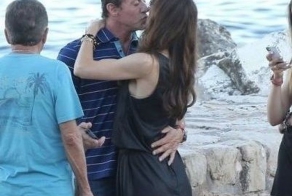 Сталлоне вывел жену и трех дочерей на набережную Сен-Тропе (7 фото)