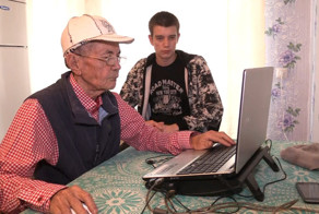 71-летний геймер Аташка из Казахстана играет в CS: GO и ведёт стримы на YouTube