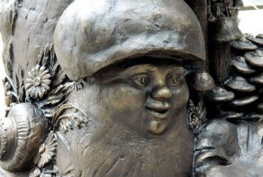 В Рязани установлен памятник «Грибам с глазами» (12 фото)