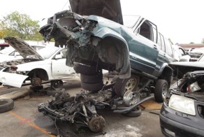 Как снимают двигатели на американских авторазборках