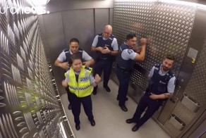 Новозеландские полицейские устроили шоу в лифте своего участка