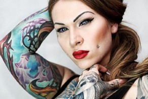 Рискуя ослепнуть, девушка сделала татуировку на глазных яблоках