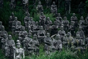 Фотограф наткнулся на жутковатую японскую деревню с сотнями статуй