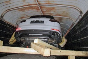 Четыре Porsche Cayenne попытались перевезти через границу