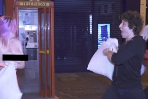 Бои подушками со случайными прохожими