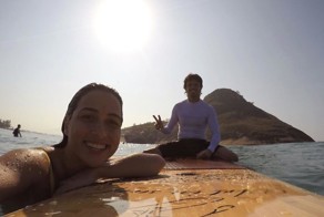 Этой паре помогает улучшить взаимоотношения тандем-серфинг