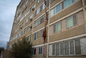 В Актау грабитель покинул квартиру по связанным коврам