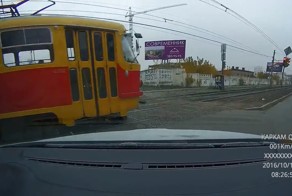 Авария дня. В Екатеринбурге женщина столкнулась с трамваем