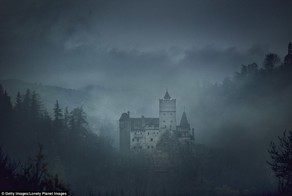 На Хэллоуин замок Дракулы посетят туристы...и переночуют в гробах