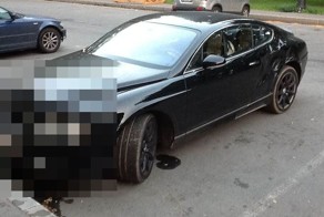 В Питере разбили Bentley за неправильную парковку (4 фото)