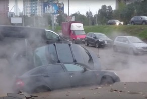 В центре Самары две машины провалились в яму с кипятком