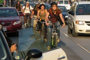 Водители по всему миру учатся безопасно открывать двери машины