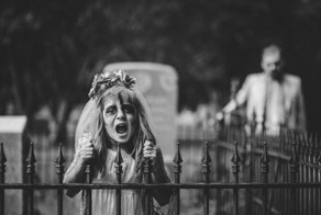 Мать семейства каждый год устраивает зловещие фотосессии с мужем и дочкой