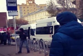 Омский "мастер кунг-фу" избил дорожный знак